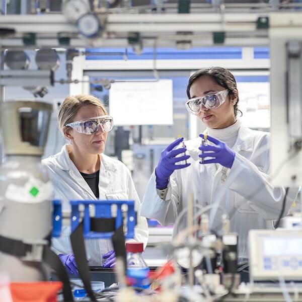 Twee medewerkers in een laboratorium aan het werk