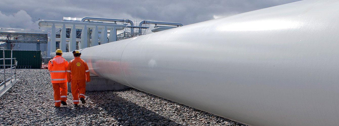 Workers next to pipeline on Norwegian gas field